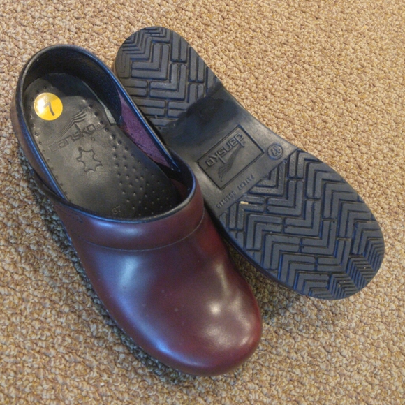 Dansko Shoes - EUC classic DANSK0 clog